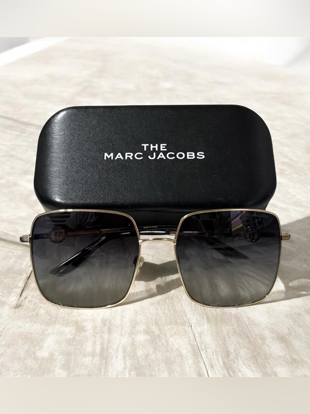 (MT363) NWOT Marc Jacobs Gold Frame Gradient Black Square Sunglasses